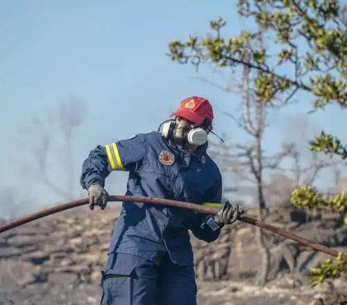 Πύρινα μέτωπα στην Αττική: Φωτιά σε Κόκκινο Μύλο και Βαρυμπόμπη - Σε ύφεση η πυρκαγιά σε εργοστάσιο ξυλείας στο Χαλάνδρι