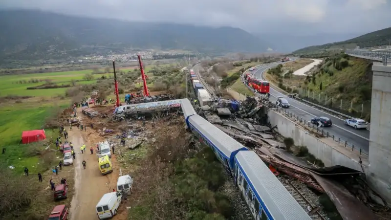 Τέμπη: Το μπάζωμα ξεκίνησε λίγες ώρες μετά την τραγωδία – Φωτογραφίες ντοκουμέντα