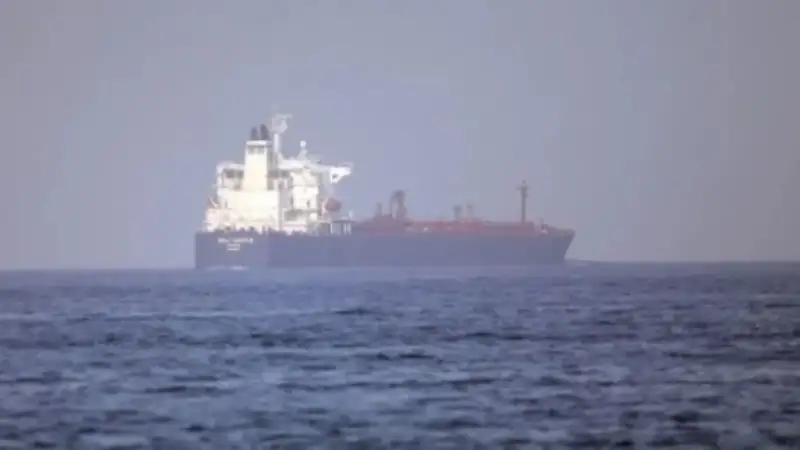 Βυθίζεται το ελληνόκτητο πλοίο που χτυπήθηκε από τους Χούθι – Αναφορές για νεκρό