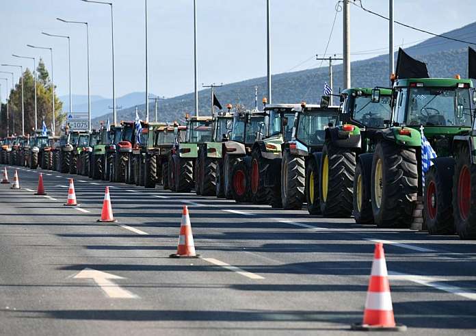 Αγρότες: Αποκλεισμοί δρόμων πριν τη συνάντηση με Μητσοτάκη