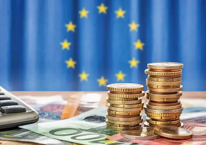 Υποχωρεί το ευρώ έναντι του δολαρίου και της στερλίνας στον απόηχο του αποτελέσματος των Ευρωεκλογών