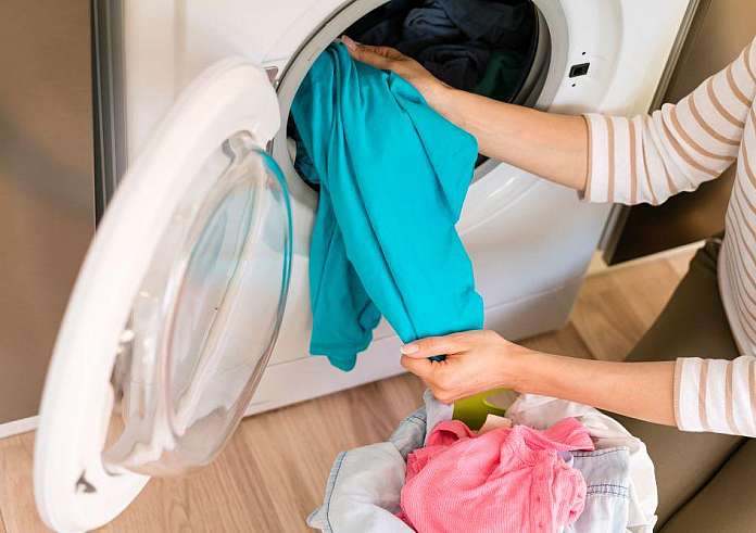 Έξι μυστικά για να τσαλακώνονται λιγότερο τα ρούχα στο πλυντήριο