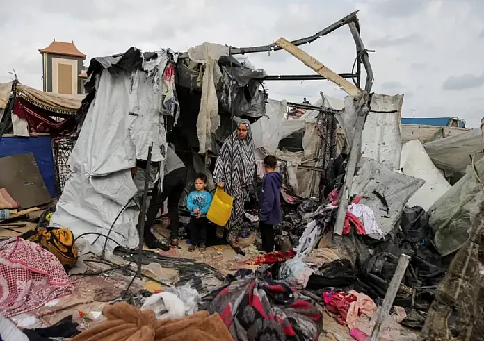 Έγκλημα χωρίς τέλος στη Ράφα – Το Ισραήλ χτύπησε ξανά προσφυγικό καταυλισμό σκορπώντας το θάνατο