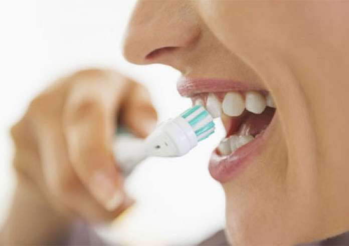 Δόντια: Οι 7 κοινές συνήθειες που αποφεύγουν οι οδοντίατροι για να τα διατηρήσουν υγιή