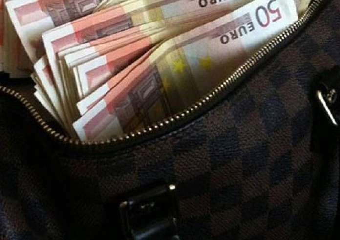 Υπάλληλος του δήμου Αθηναίων βρήκε τσάντα με 19 χιλιάδες ευρώ και τα παρέδωσε