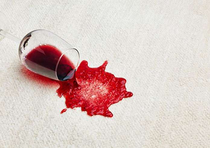 Πώς να εξαφανίσετε τους λεκέδες από το κρασί στα ρούχα και τα υφάσματα