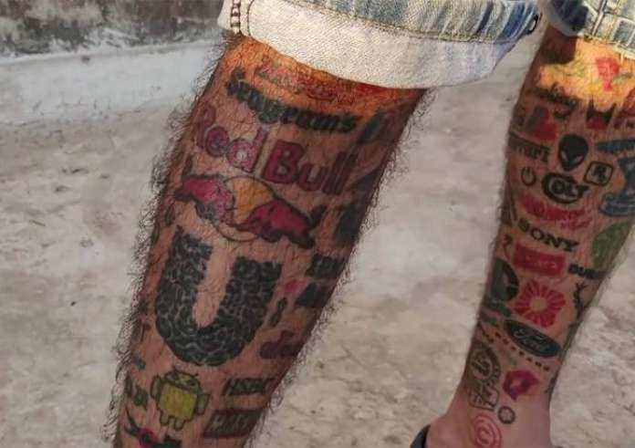 Χτύπησε 442 λογότυπα τατουάζ στο σώμα του για να μπει στα Ρεκόρ Γκίνες