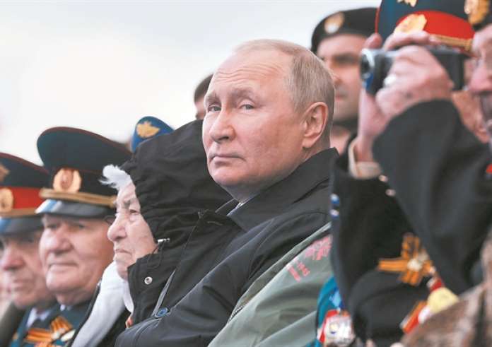 Τα βρετανικά ΜΜΕ δίνουν δύο χρόνια ζωής στον Βλαντίμιρ Πούτιν