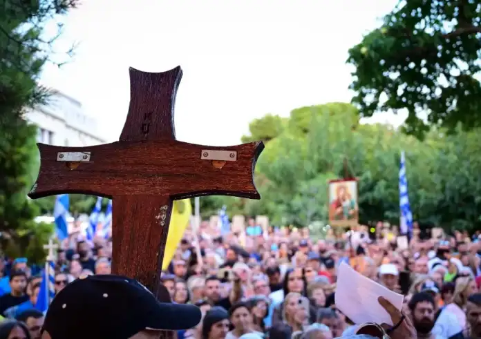 Όχι στο χάραγμα και τον αντίχριστο. Οργιάζει αρνητής ψυχίατρος - «Θα έχουν το 666, τον αριθμό του θηρίου»