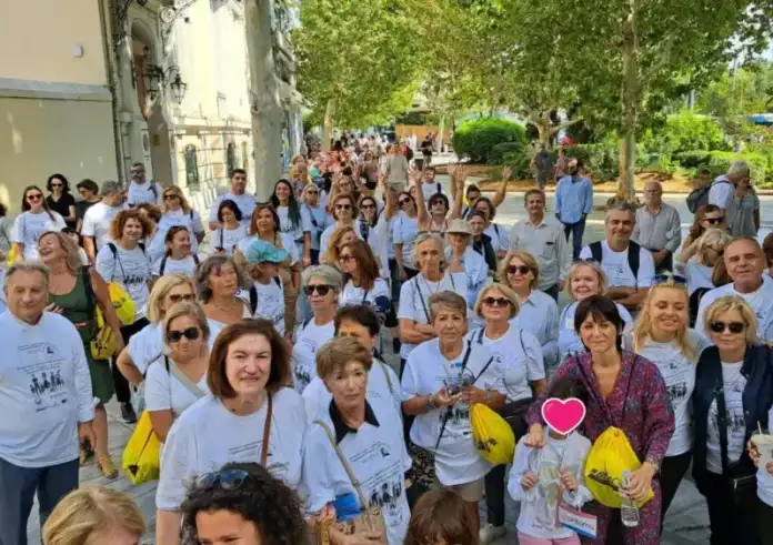 Παγκόσμια Ημέρα Ηλικιωμένων: Περίπατος στην Αθήνα που ένωσε τρεις γενιές