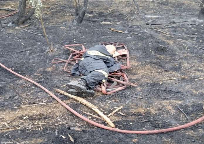 Έβρος: Συγκλονίζει η εικόνα πυροσβέστη που κοιμάται εξουθενωμένος στο έδαφος - «Αυτή είναι η δική μου ξαπλώστρα»