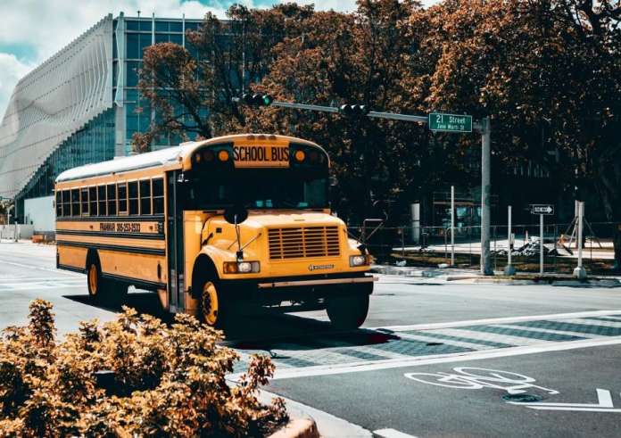Θρίλερ στη Βρετανία: Σχολικό λεωφορείο αναποδογύρισε – Εγκλωβισμένοι δεκάδες μαθητές