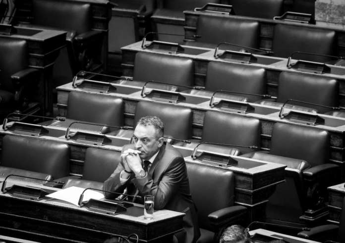 Βασίλης Στίγκας: Μόνος και έρημος στα έδρανα της Βουλής ο πρόεδρος των «Σπαρτιατών»
