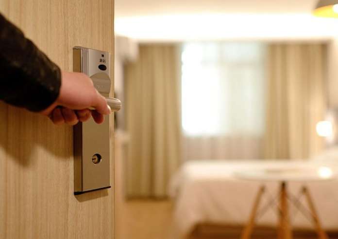 Χαλκιδική: Ιδιοκτήτης ξενοδοχείου κατέγραψε 27 άτομα με κρυφή κάμερα - Πώς τον κατάλαβαν