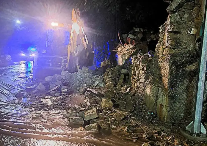 Πλημμύρες, πτώση τοίχου και απεγκλωβισμοί σε Ζάκυνθο και Κέρκυρα από την κακοκαιρία