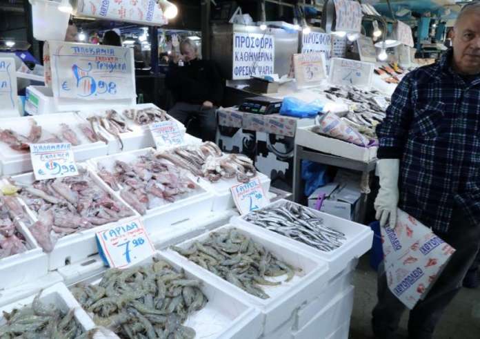 Πόσο κοστίζουν τα θαλασσινά στη Βαρβάκειο: Οι τιμές σε καλαμάρια, θράψαλα, γαρίδες