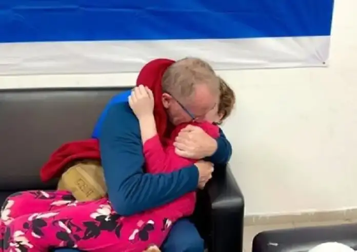 Ισραήλ: Συγκλονίζει η αγκαλιά της Έμιλι Χαντ με τον πατέρα της - Η 9χρονη είχε απαχθεί από τη Χαμάς