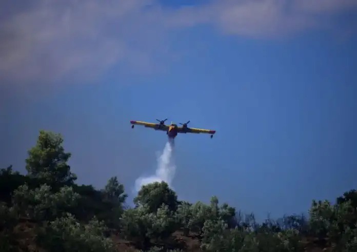 Φωτιά στο Αγρίνιο: Μεγάλη επιχείρηση της Πυροσβεστικής με 5 αεροσκάφη