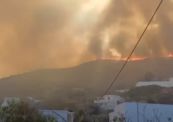 Καλύτερη η εικόνα της μεγάλης φωτιάς στους Φούρνους Ικαρίας – Δεν υπάρχει ενεργό μέτωπο παρά μόνο διάσπαρτες εστίες