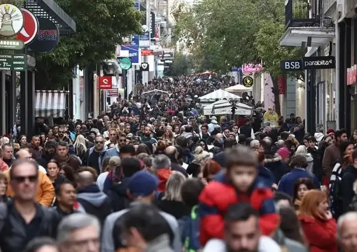 Ξεχύθηκαν στα μαγαζιά λόγω Black Friday οι Αθηναίοι παρά το τσουχτερό κρύο – Τι ώρα κλείνουν τα καταστήματα