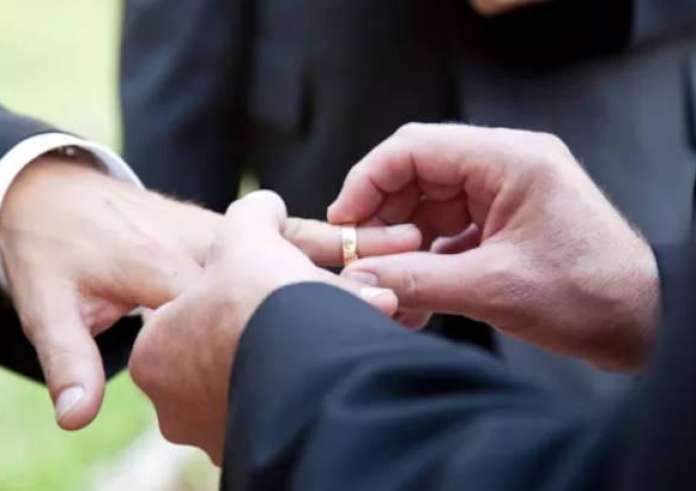 Ομόφυλα ζευγάρια: Ιερός πόλεμος για την επέκταση του πολιτικού γάμου