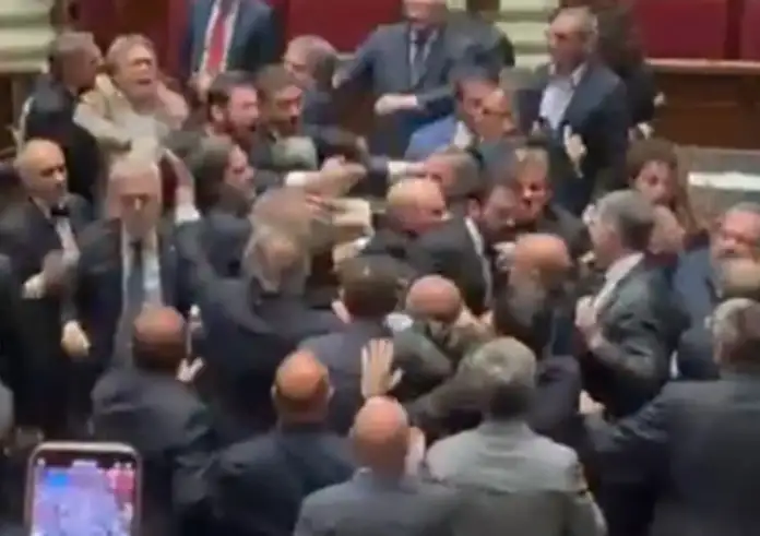 Ιταλία: «Ρινγκ» το Κοινοβούλιο – Βουλευτές πιάστηκαν στα χέρια