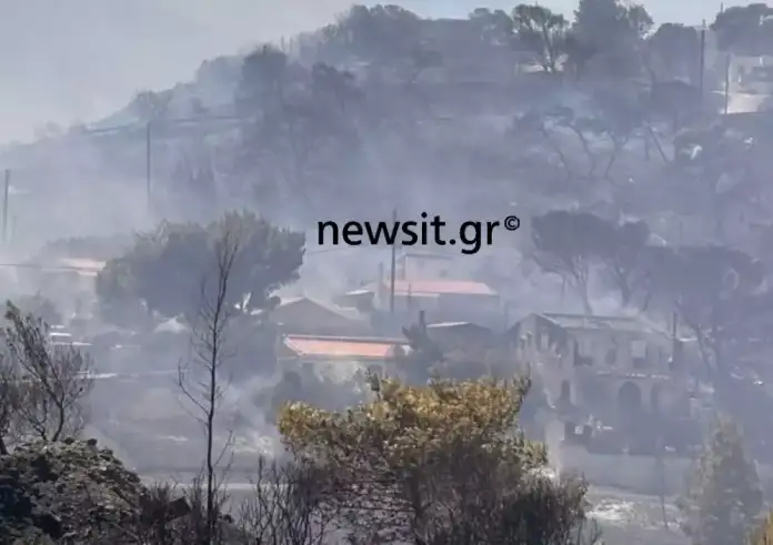 Φωτιά στην Κερατέα: Αναφορές για καμένα σπίτια – Εκκενώθηκαν 6 οικισμοί, ενισχύονται οι πυροσβεστικές δυνάμεις