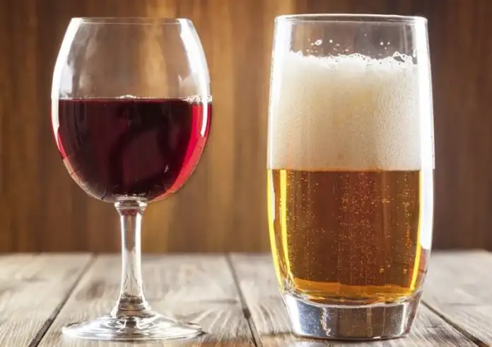 Μπύρα, κρασί ή αναψυκτικό; Ποιο έχει λιγότερες θερμίδες, τι να προτιμήσουμε