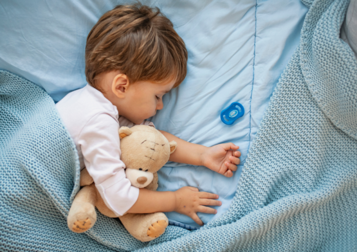 Τι ώρα πρέπει να πηγαίνουν τα παιδιά για ύπνο ανάλογα με την ηλικία τους – Ο πίνακας με τις ώρες