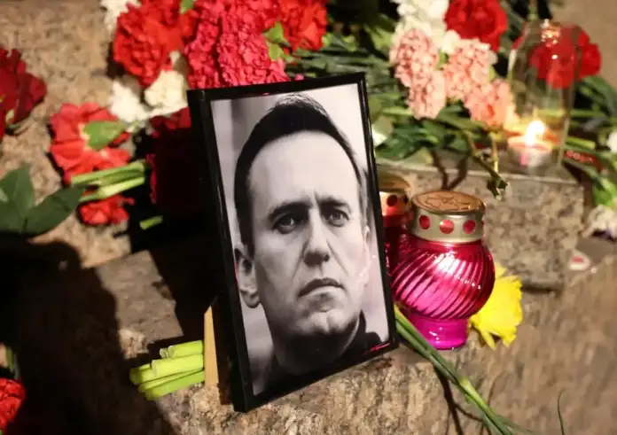 Υπό τους ήχους του My Way ολοκληρώθηκε η κηδεία του Ναβάλνι – Πώς τον αποχαιρέτισε η γυναίκα του
