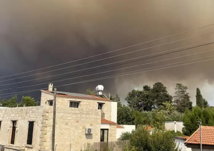 Φωτιά - Κύπρος: Μαύροι καπνοί σκέπασαν τον ουρανό της Πάφου από τη φωτιά στο Ψάθι