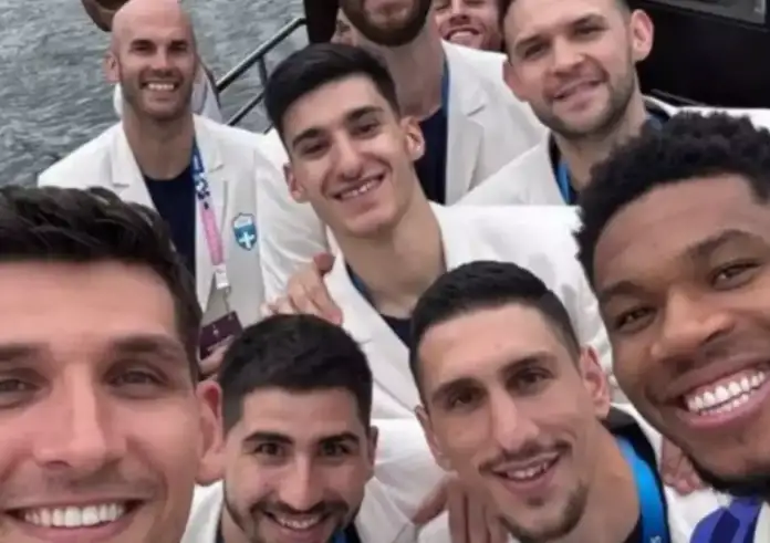 Η επική selfie των Ελλήνων διεθνών στο πλοίο στην τελετή έναρξης των Ολυμπιακών Αγώνων 2024