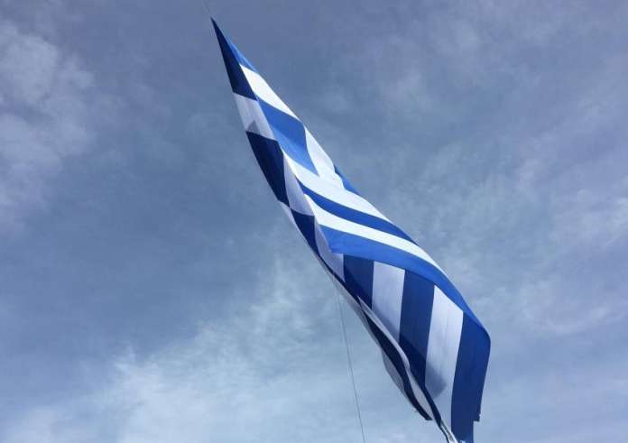Τουρίστες στη Ρόδο προσπάθησαν να κατεβάσουν την ελληνική σημαία από το αστυνομικό τμήμα