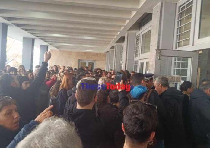 Θεσσαλονίκη: Ένταση έξω από τα Δικαστήρια κατά τη μεταγωγή των 49 συλληφθέντων του ΑΠΘ