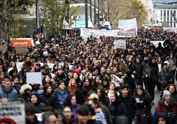 Η συγκάλυψη σκοτώνει: Σε εξέλιξη το συλλαλητήριο για τα Τέμπη στην Αθήνα - Προσήχθησαν μαθητές