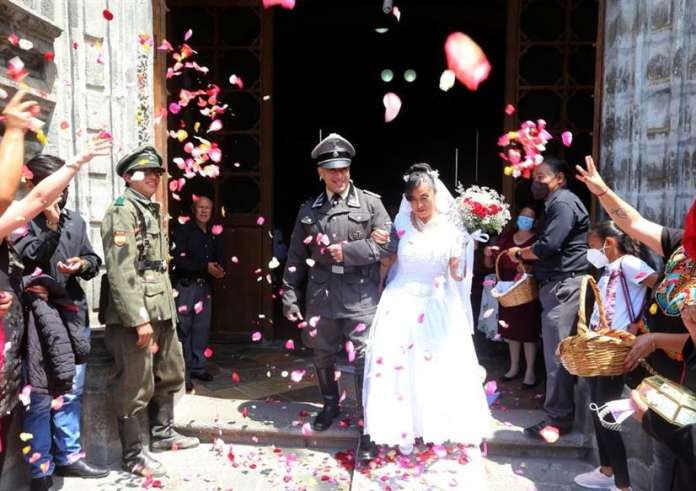 Σάλος με γαμπρό που πήγε στο γάμο του ως στρατιώτης Ναζί για να τιμήσει τον Χίτλερ και την Εύα Μπράουν