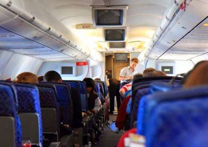 Αεροπλάνα: Αηδιαστικός ο λόγος που οι αεροσυνοδοί δεν πίνουν ποτέ ζεστά ροφήματα κατά τη διάρκεια των πτήσεων