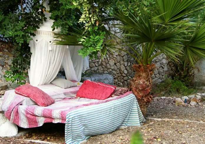 Summer Bed under the Stars: Το περίεργο δωμάτιο δίχως ταβάνι που νοικιάζεται για 50 ευρώ το βράδυ
