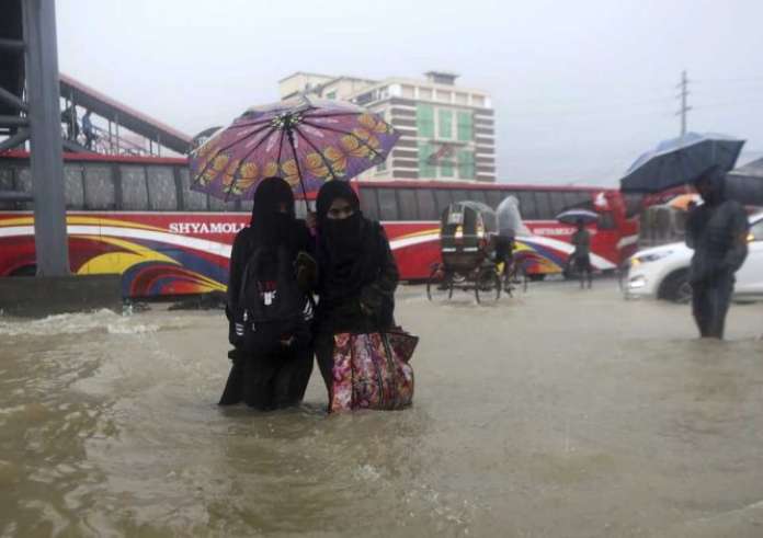Ινδία: Βιβλική καταστροφή από τις πλημμύρες - Δεκάδες νεκροί και χωριά βυθισμένα κάτω από το νερό