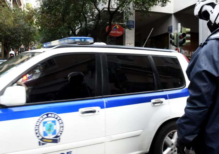 Δραματική αστυνομική καταδίωξη στο Αιγάλεω – Ταμπουρώθηκε σε σπίτι και συνελήφθη ο οδηγός