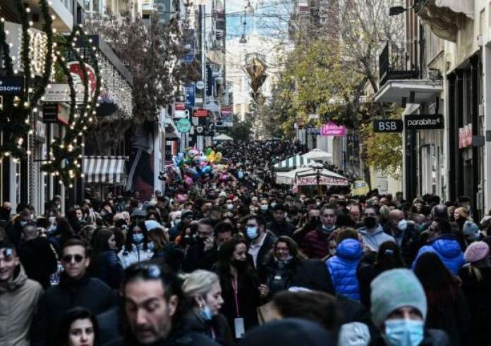 Αθήνα: Χαμός στο κέντρο για τις τελευταίες αγορές του χρόνου – Σε ισχύ το εορταστικό ωράριο
