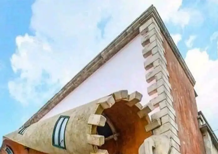 Το κτήριο που ανοίγει με φερμουάρ: Η τέχνη του δρόμου στα καλύτερά της