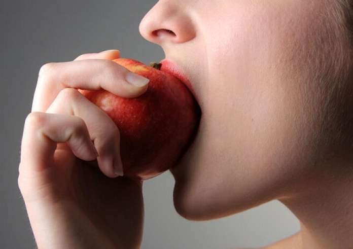 5 πράγματα που συμβαίνουν στο σώμα σου όταν τρως μήλα κάθε μέρα