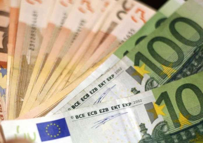 Αύξηση του κατώτατου μισθού: Στα 780 ευρώ από σήμερα - Τι ισχύει για τα επιδόματα