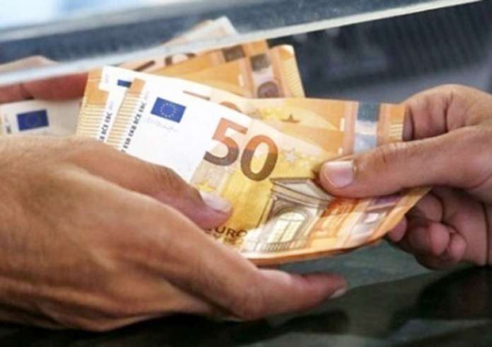 Κατώτατος μισθός: Αύξηση κατά 5% εξετάζει το υπουργείο Οικονομικών