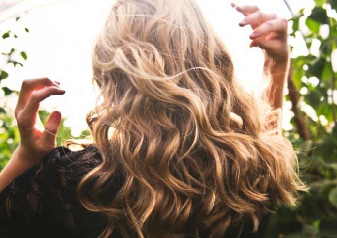 Μαλλιά: Μακρύνετε τα μαλλιά σας ακολουθώντας αυτά τα απλά βήματα