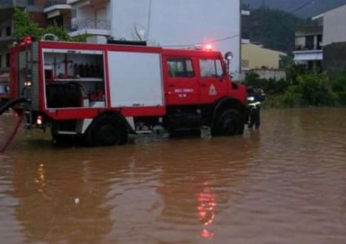 Σάρωσε η κακοκαιρία Πιερία και Τρίκαλα: Εγκλωβίστηκαν κάτοικοι – Πλημμύρισαν δρόμοι και σπίτια