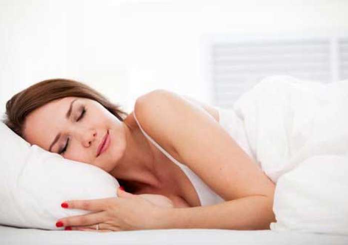 Ύπνος: Τα συμπτώματα που εμφανίζονται όταν κοιμάστε και δείχνουν ανεπάρκεια βιταμίνης D
