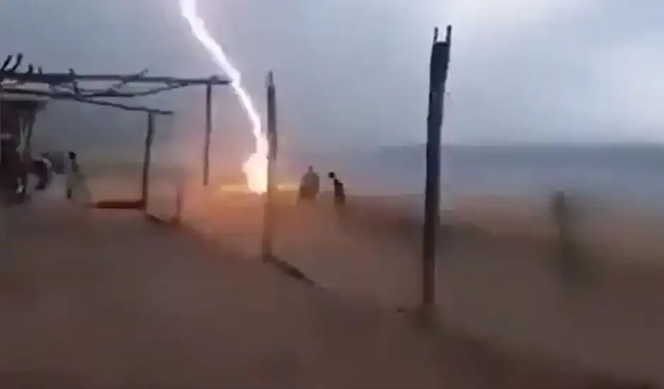 Μεξικό: Κεραυνός χτυπά δύο ανθρώπους σε παραλία και τους σκοτώνει - Βίντεο σοκ