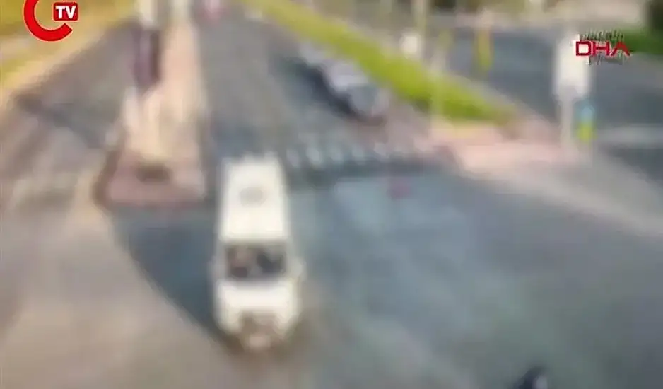 Νεκρός 17χρονος που χτυπήθηκε από αυτοκίνητο και λεωφορείο - Σοκαριστικό βίντεο